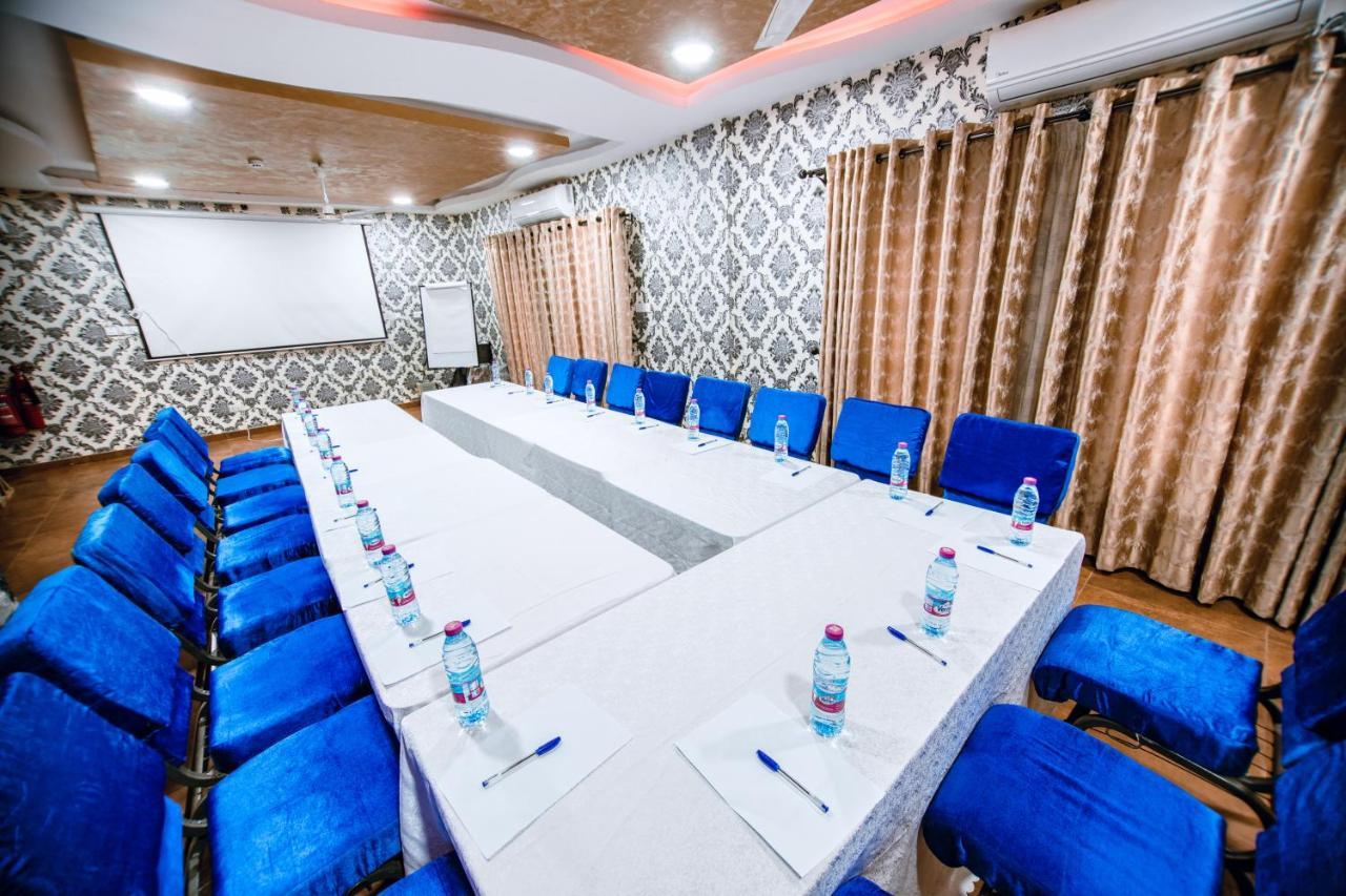Plus 33 Hotel Nungua Екстер'єр фото